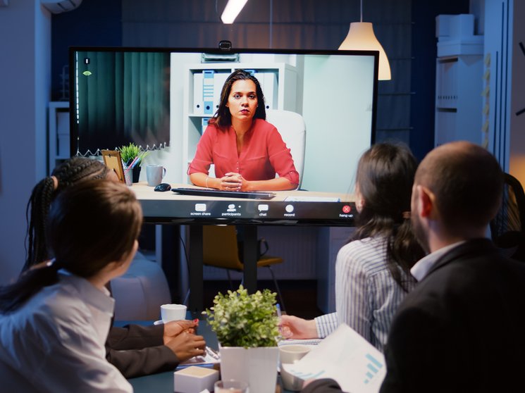 Bild zeigt eine Besprechung in hybrider Form